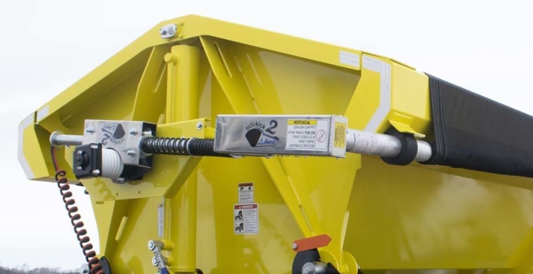 Aero tarp system on side dump trailer